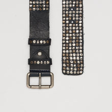 Carica l'immagine nel visualizzatore di Gallery, CINTURA BORCHIATA BLU NOTTE | ALTEZZA 4 CM | 6 FILE DI BORCHIE MISTE