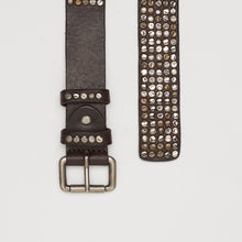 Carica l'immagine nel visualizzatore di Gallery, CINTURA BORCHIATA TESTA MORO | ALTEZZA 3,5 CM | 5 FILE DI BORCHIE MISTE