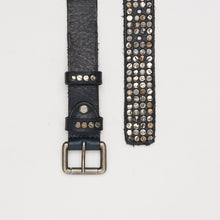 Carica l'immagine nel visualizzatore di Gallery, CINTURA BORCHIATA BLU NOTTE | ALTEZZA 3 CM |4 FILE DI BORCHIE MISTE