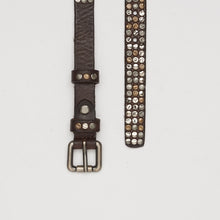 Carica l'immagine nel visualizzatore di Gallery, CINTURA BORCHIATA TESTA MORO | ALTEZZA 2 CM | 3 FILE DI BORCHIE MISTE