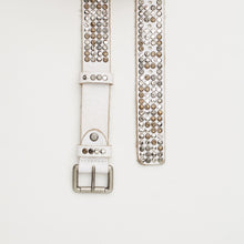 Carica l'immagine nel visualizzatore di Gallery, CINTURA BORCHIATA BIANCA | ALTEZZA 3 CM | 4 FILE DI BORCHIE MISTE