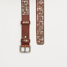 Carica l'immagine nel visualizzatore di Gallery, CINTURA BORCHIATA CUOIO | ALTEZZA 3 CM | 4 FILE DI BORCHIE MISTE