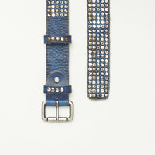 Carica l'immagine nel visualizzatore di Gallery, CINTURA BORCHIATA BLU | ALTEZZA 3,50 CM | 5 FILE DI BORCHIE MISTE