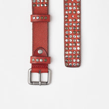 Carica l'immagine nel visualizzatore di Gallery, CINTURA BORCHIATA ROSSA | ALTEZZA 3 CM | 4 FILE DI BORCHIE MISTE