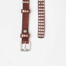 Carica l'immagine nel visualizzatore di Gallery, CINTURA BORCHIATA CUOIO | ALTEZZA 2 CM | 3 FILE DI BORCHIE ARGENTO