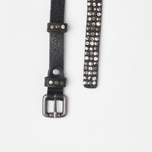 Carica l'immagine nel visualizzatore di Gallery, CINTURA BORCHIATA NERA | ALTEZZA 2 CM | 3 FILE DI BORCHIE MISTE