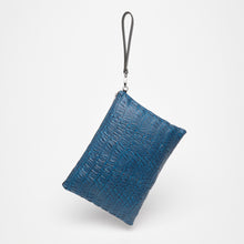 Carica l'immagine nel visualizzatore di Gallery, POCHETTE IN ECOPELLE BLU | STAMPA COCCO | 35 X 25 CM