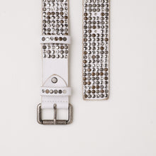 Carica l'immagine nel visualizzatore di Gallery, CINTURA BORCHIATA BIANCA | ALTEZZA 4 CM | 6 FILE DI BORCHIE MISTE