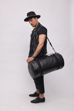 Carica l'immagine nel visualizzatore di Gallery, MAXI BAG NERA | IN ECOPELLE | INTRECCIATA | 2