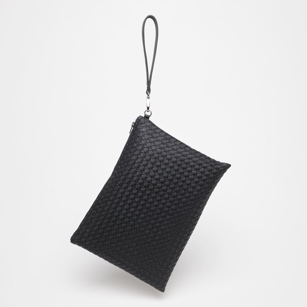CLUTCH IN BLACK ECO-LEATHER | WEAVING 1 | 35X25CM